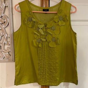 Talbots Green sleeveless blouse pleated with flowers appliqué at the front .